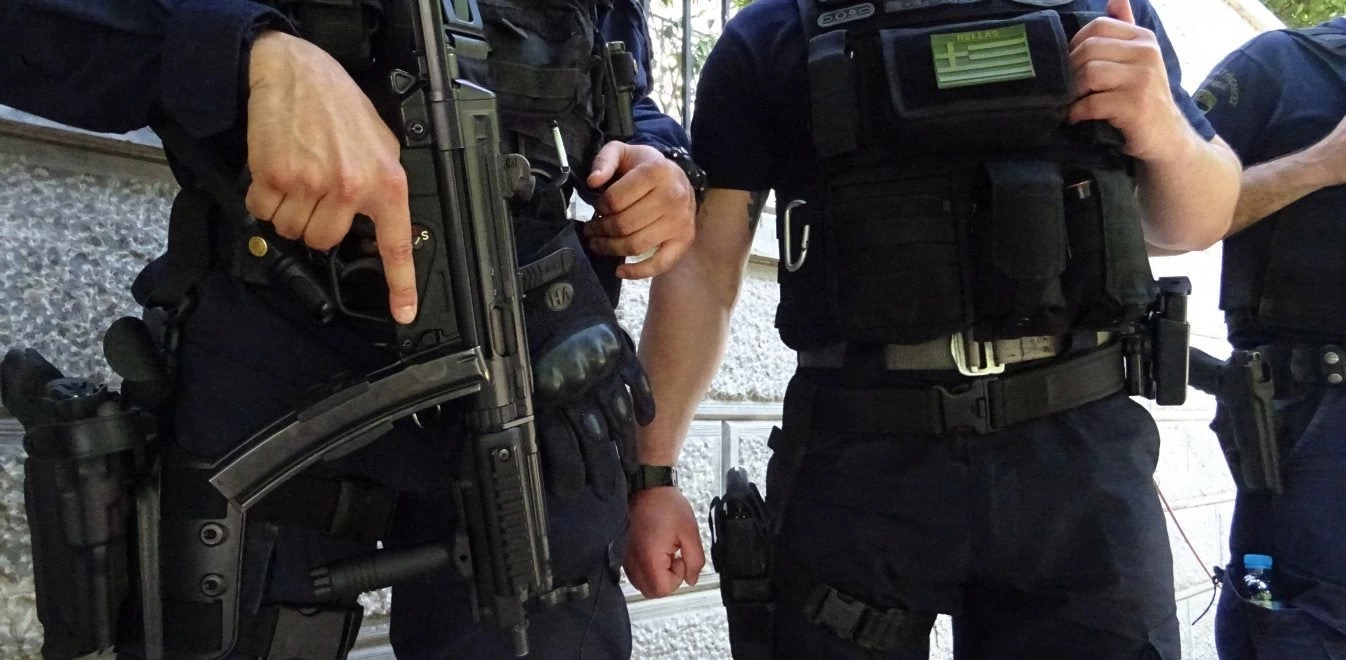 Στη «φάκα» το κύκλωµα µπράβων που έσπερνε τον τρόµο στη Σαλαµίνα